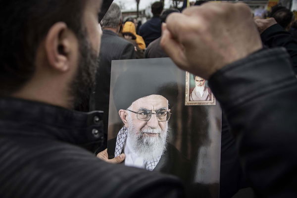 Twitter ha bloccato un account falso legato a Khamenei che ha minacciato Trump