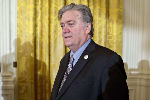 Trump grazia Bannon, accusato di truffa per la campagna online di crowdfunding per il muro Usa-Messico