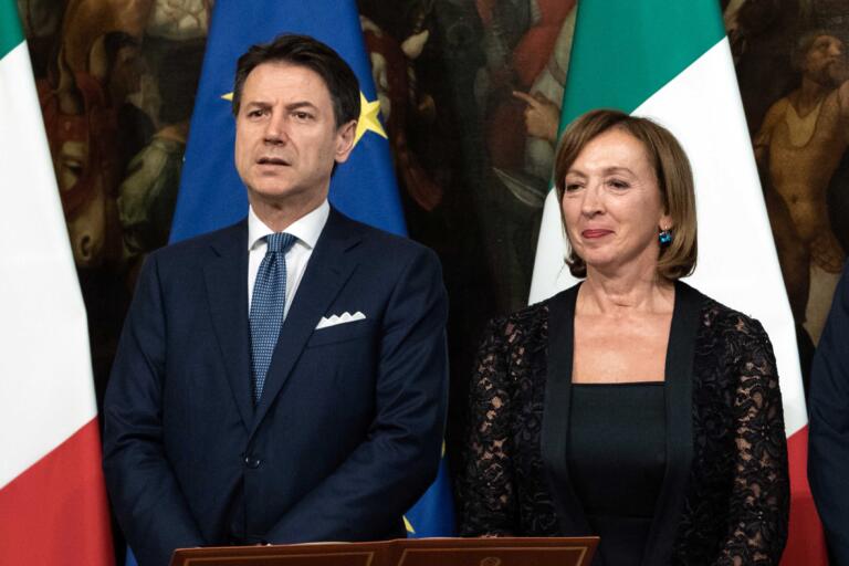 «Insensato che per guidare serva la patente e per usare il cellulare non ci siano limiti d’età» «Insensato che per guidare serva la patente e per usare il cellulare non ci siano limiti d’età»