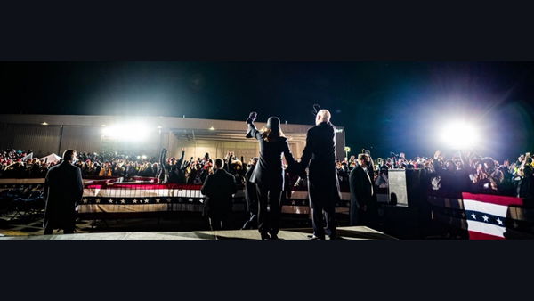 No, Pence non ha messo come immagine copertina la foto di Biden e Harris