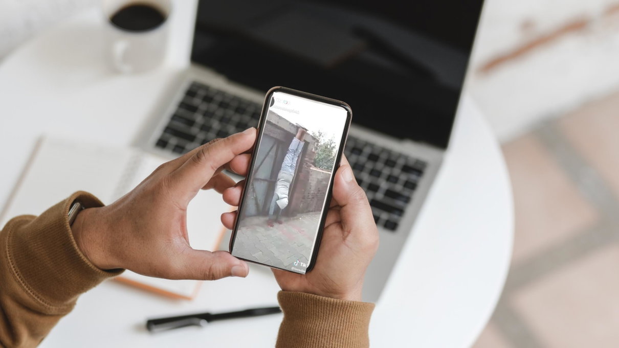 Perché se cercate #hangingchallenge su TikTok non troverete sfide di soffocamento article-post