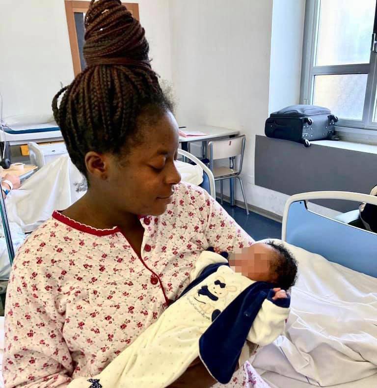 Toti spiega alla Lega che i commenti razzisti alla foto della neonata in Liguria saranno rimossi article-post