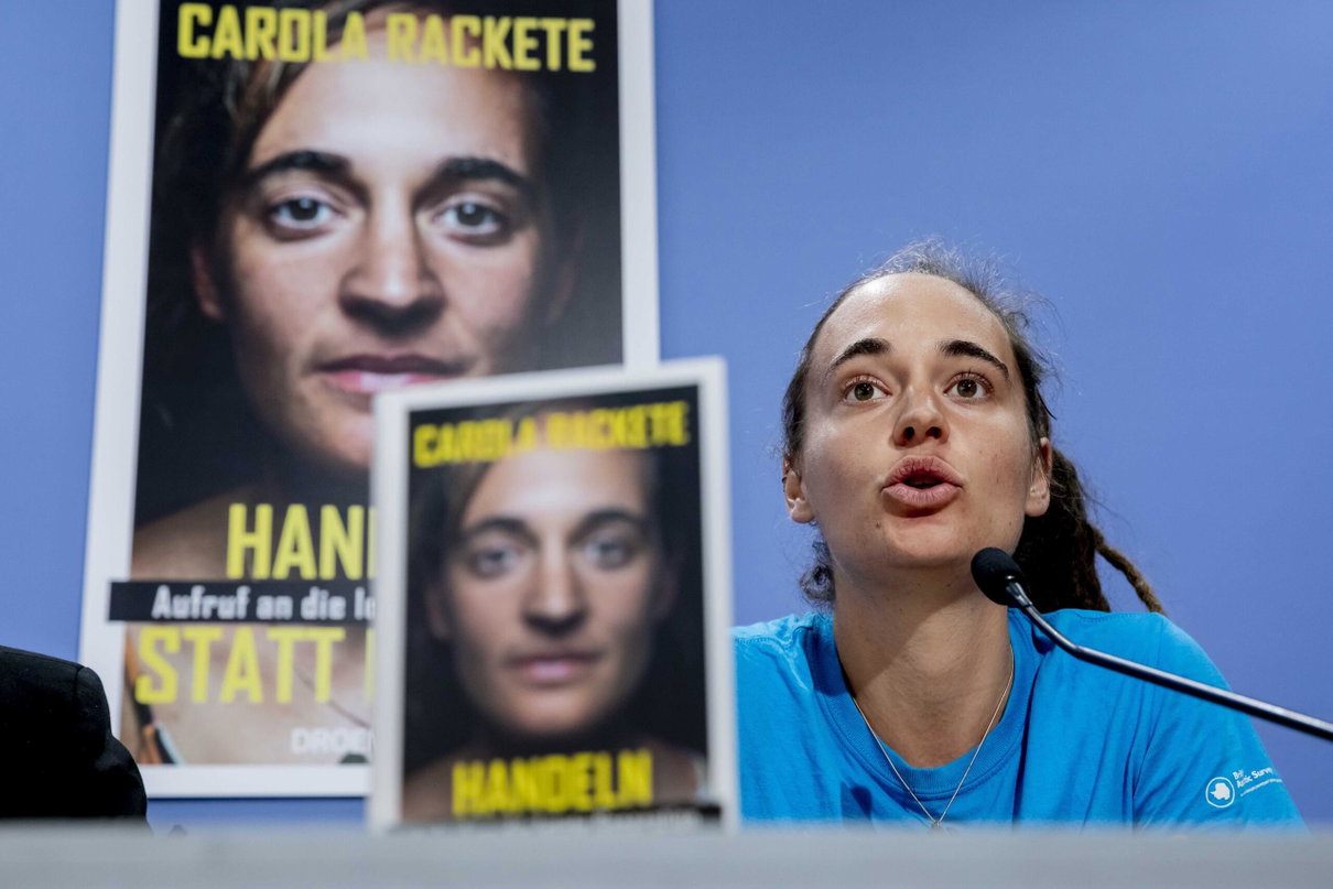 Insulti sui social e in tv, Domani: «Salvini a processo per le parole su Carola Rackete» article-post