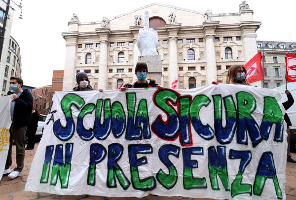 Proteste Dad: «Ci dicono le cose due giorni prima, non siamo macchinette e vogliamo chiarezza»