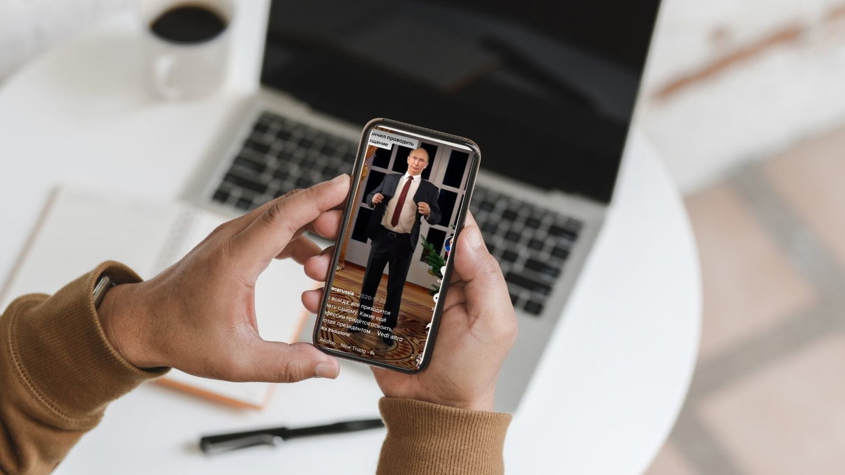 La storia del popolarissimo account TikTok di Putin che pubblica deepfake del presidente russo article-post