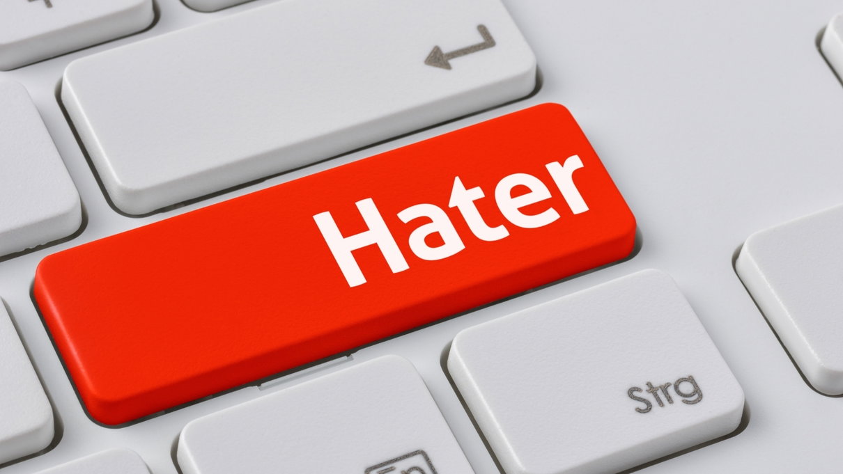 Chi sono gli haters? Viaggio in una delle deviazioni social article-post