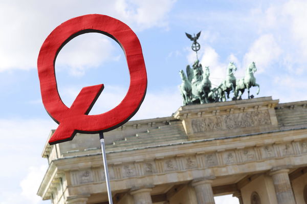 L’ennesimo schiaffo a QAnon: anche Clapper finisce per bandirli