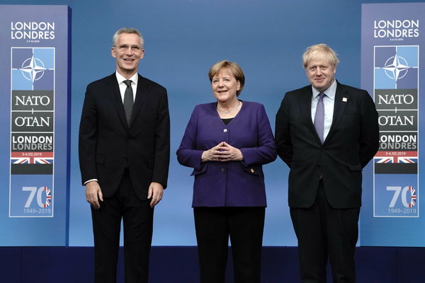Johnson mette a tacere Merkel: «Angela, spegni il microfono quando parlo io»