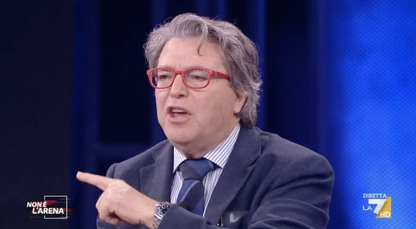 Abbiamo letto il cv del medico che fa i tamponi ai kiwi