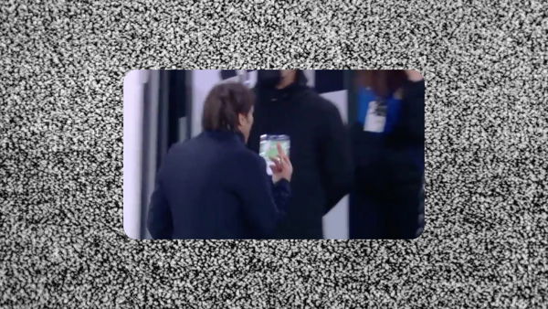 L’isocamera sul dito medio di Conte e la scelta della regia di staccare su un’altra immagine