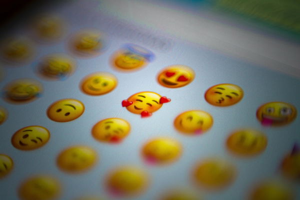 Emoticon: storia, significati nascosti e senso su Whatsapp