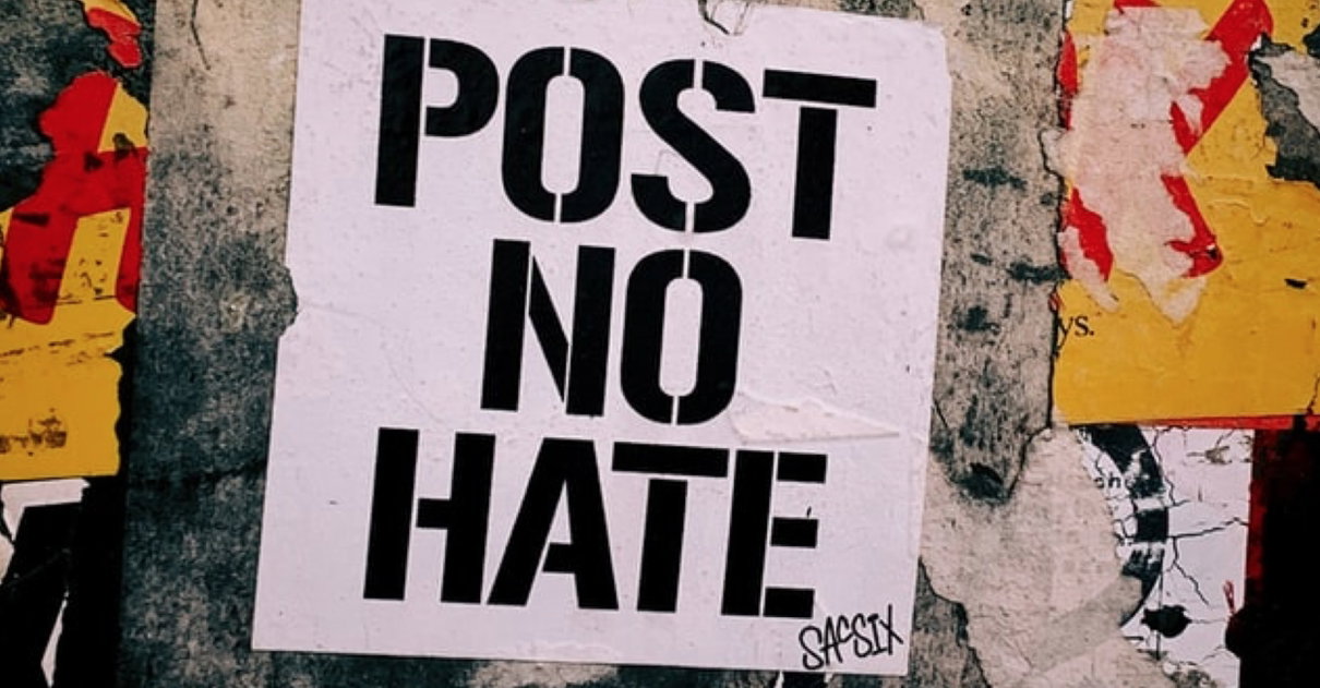 La proposta della sospensione dei finanziamenti ai giornali che usano hate speech article-post
