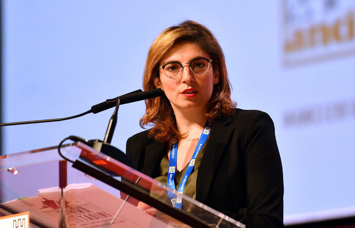 Il processo per diffamazione a Laura Castelli partito da una foto e un copy allusivo su Facebook article-post