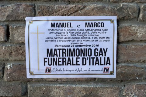 “Matrimonio gay funerale d’Italia”, ex membro di Fn condannato per aver affisso questi manifesti