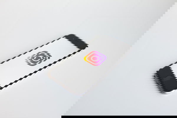 Instagram sempre più simile a TikTok: la sperimentazione delle stories verticali