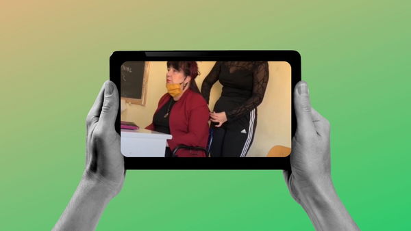 Il video virale della prof e sindaca di Porto Empedocle che si fa piastrare i capelli in classe