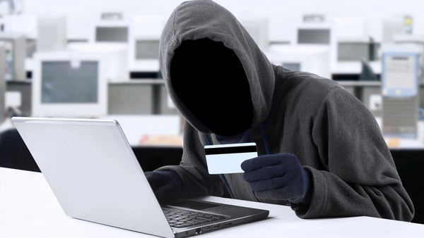 Cosa significa scammer? La truffa, anche sentimentale, corre sui social