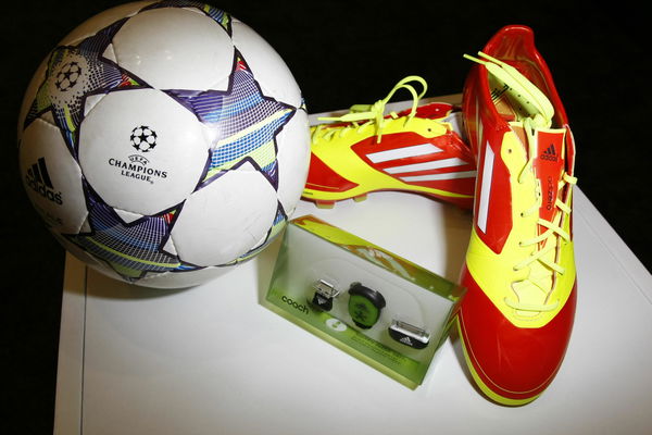 Adidas regala scarpe per la Festa della donna: l’ennesima bufala che corre su WhatsApp