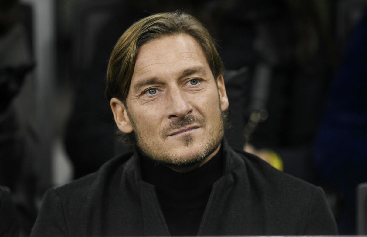 Campagna sui vaccini, governo Draghi punta su Totti e Vezzali. Conte scelse i Ferragnez article-post