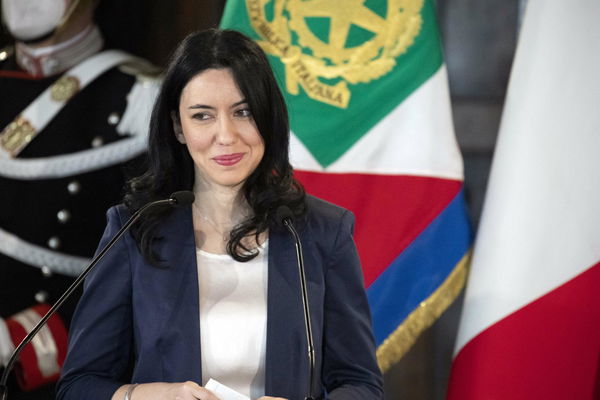 Perché Azzolina ha definito il collaboratore del sottosegretario della Lega un «cyberbullo»