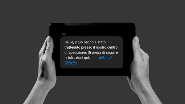Attenzione all’SMS che chiede dati bancari per un pacco bloccato alla dogana