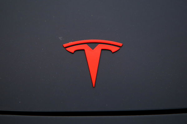 Tesla chiude il suo forum e punta tutto su un social network (commerciale)
