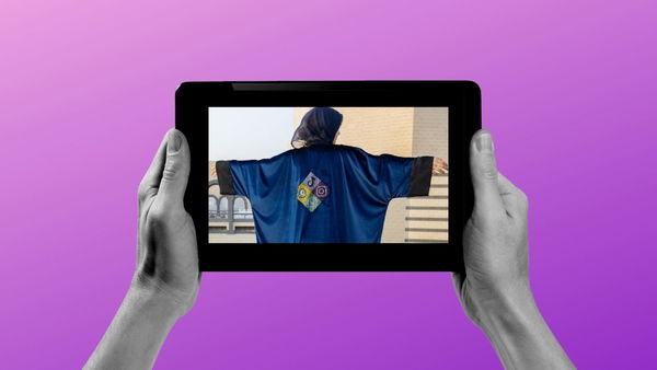 Le abaya colorate con emoji e personaggi Disney in vendita sui social