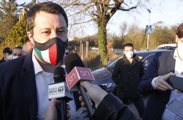 Salvini (e ripetiamo Salvini) dice che c’è bisogno di un’ora di educazione social alle elementari