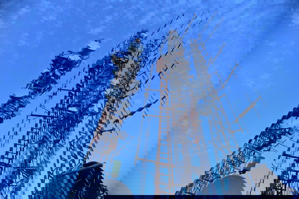 Suprematisti bianchi e cospirazionisti vandalizzano ripetitori per attaccare il governo Usa