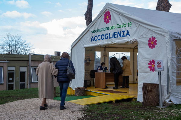 Rimandata a casa senza vaccino ma, per la piattaforma, ha già ricevuto la prima dose