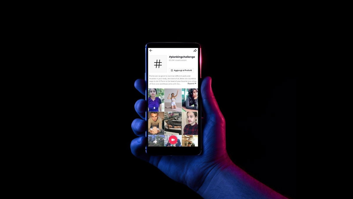 No, la #plankingchallenge su TikTok non incita a sdraiarsi per strada article-post