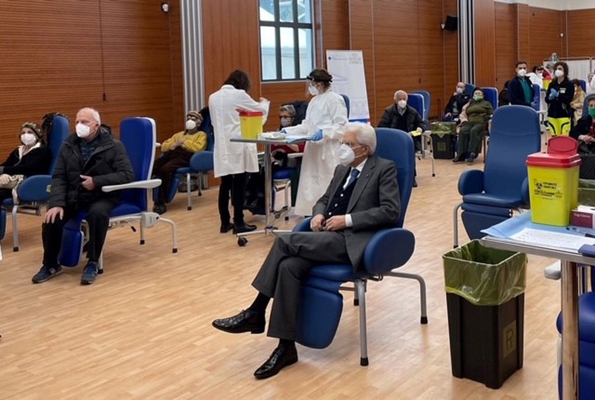 I complottisti social sul vaccino di Mattarella: «Non si vede l’iniezione» article-post
