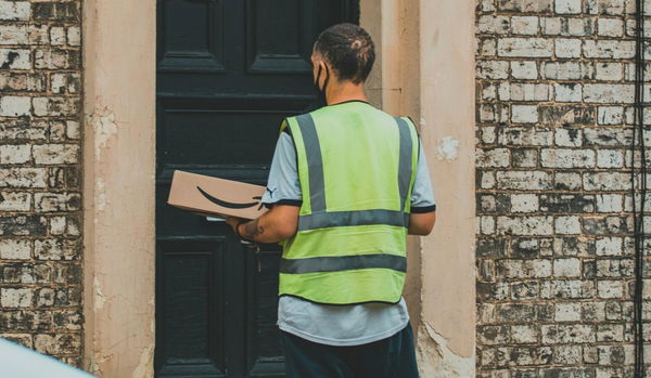 Amazon chiede (parzialmente) scusa per il tweet sulla “pipì in bottiglia” dei suoi dipendenti