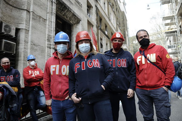 Un operaio è stato licenziato dopo un post di una fiction su Facebook