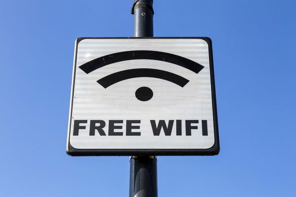 Wifi gratis (e funzionante) nei piccoli Comuni italiani: i soldi arrivano dall’Europa