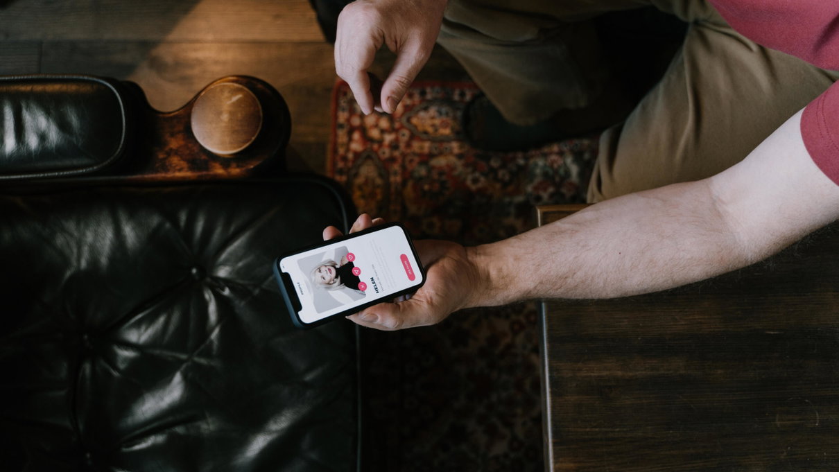Iniziano a esserci dubbi sulla scelta di Tinder di indicare la fedina penale prima di un match article-post