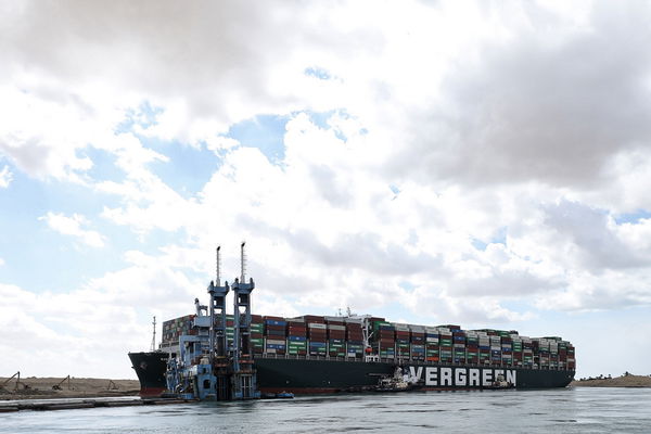 La bufala della Evergreen incagliata nel canale di Suez che trasportava bambini