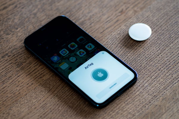 Hanno aperto un AirTag e lo hanno hackerato