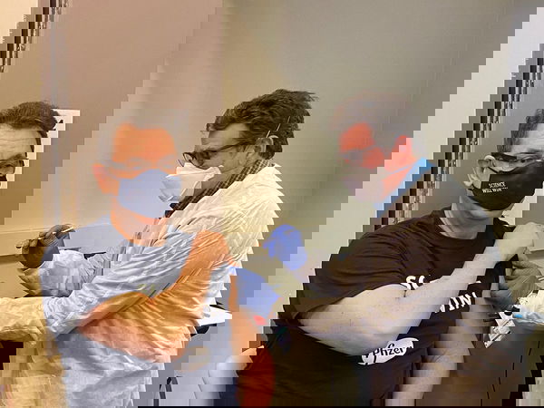 Non è vero che il CEO di Pfizer non si voleva vaccinare e che non si è vaccinato