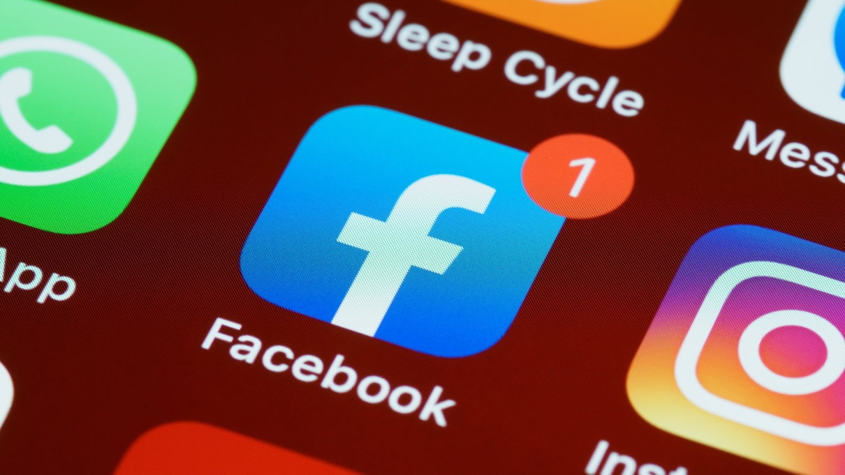 Facebook ha deciso di affrontare il tema del diritto di satira article-post