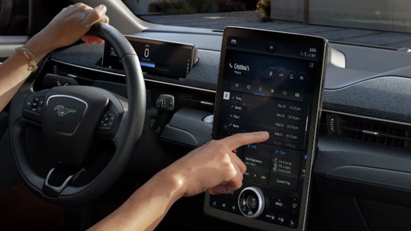 Lo strano piano di Ford per “portare” i cartelloni pubblicitari all’interno dell’automobile