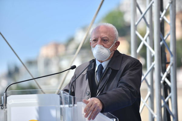 De Luca dice che per distribuire le dosi di vaccino bastava Amazon