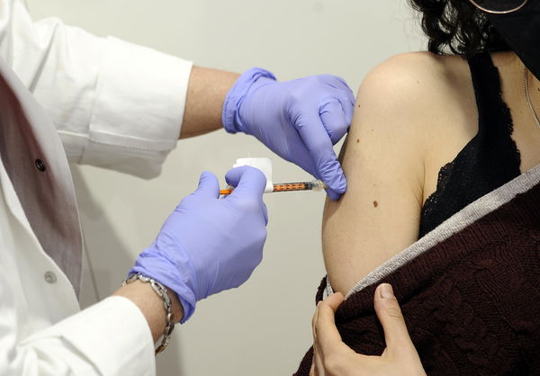 Covid, c’è un Paese dove per lavorare serve essere vaccinati
