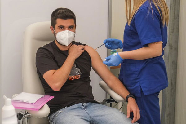 No, non è vero che i vaccinati non possono donare il sangue