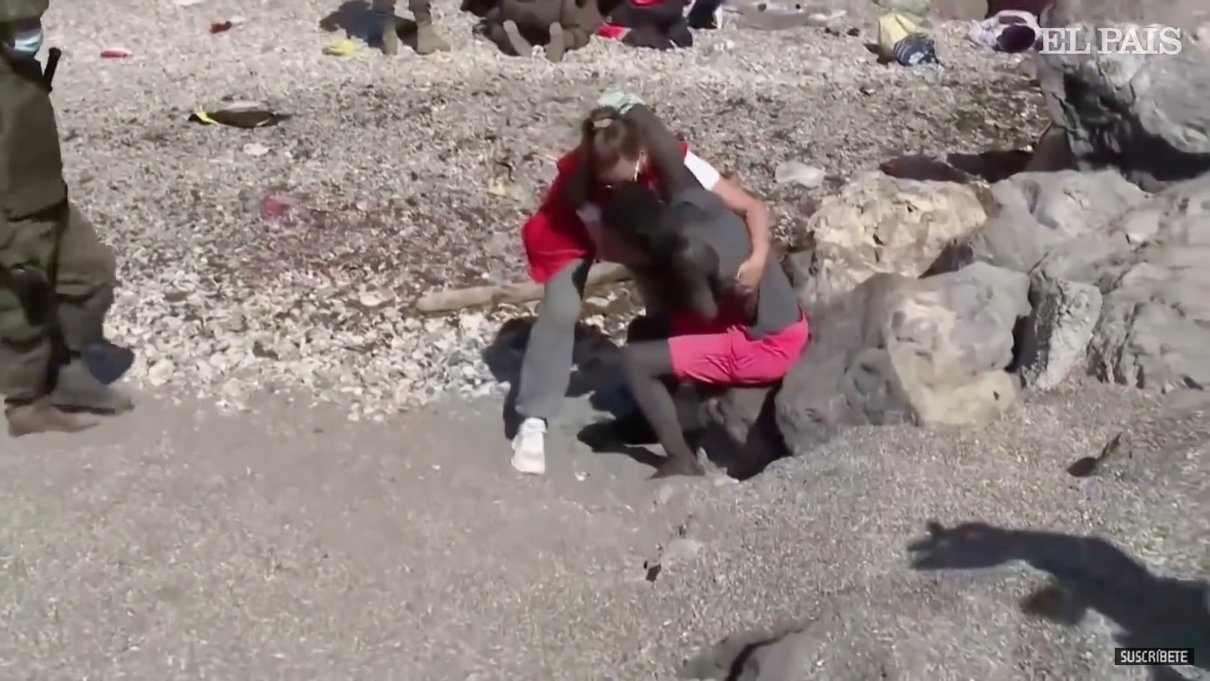 Luna Reyes offesa per il suo abbraccio a Ceuta lascia i social: eliminate le sue foto personali dal web article-post