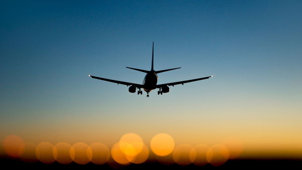 Non è vero che le compagnie aeree non fanno volare i vaccinati «per rischio trombosi»