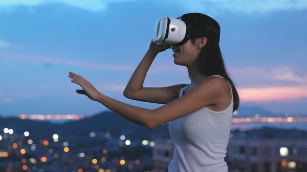 Realtà virtuale, pubblicità reale: Facebook inserisce gli spot nei suoi visori