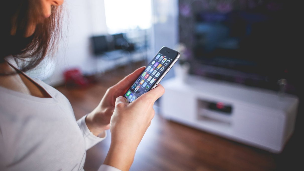 Tecnici riparazione iPhone condividono online i suoi video intimi, Apple le paga un risarcimento milionario article-post