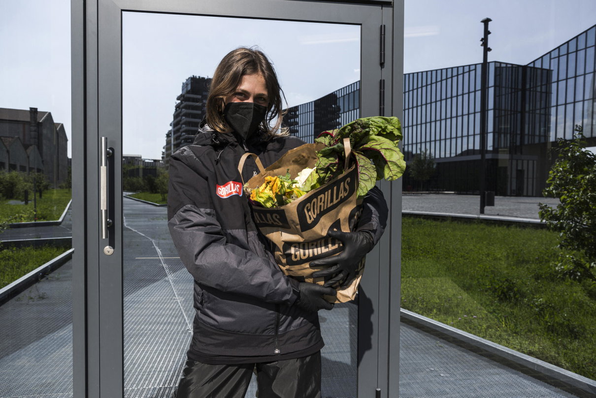 Gorillas, l’app che permette di avere prodotti freschi locali a casa in dieci minuti, arriva in Italia article-post