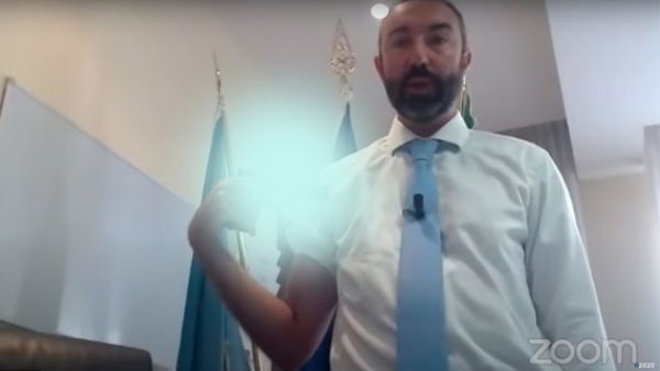 Perché YouTube non ha ancora rimosso la diretta di Barillari con la pistola in consiglio regionale?